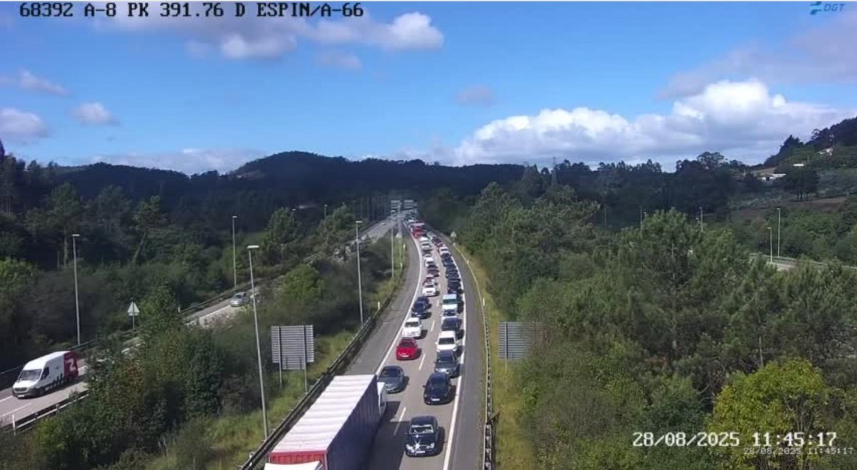 Retenciones kilométricas en la A-8, en Gijón, por un accidente entre una autocaravana y un camión