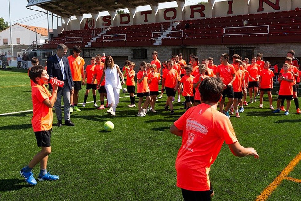 Imagen de archivo de la inauguracion por la presdienta de Cantabria, Maria José Saénz de Buruaga, del campo de futbol de Bárcena de Pie de Concha