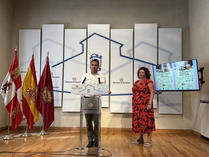 Imagen del diputado de Obras, Agricultura, Ganadería y Calidad de Agua, Fernando Esteban, junto con la teniente alcalde del municipio de Sardón de Duero, Mónica Castelani, en la presentación de la XVI Feria Cata Popular de Quesos de CyL