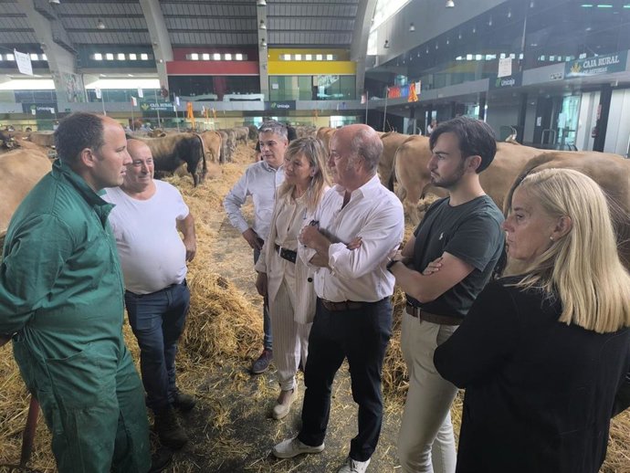 Diputados del PP en el certamen ganadero de San Agustín, en Avilés.