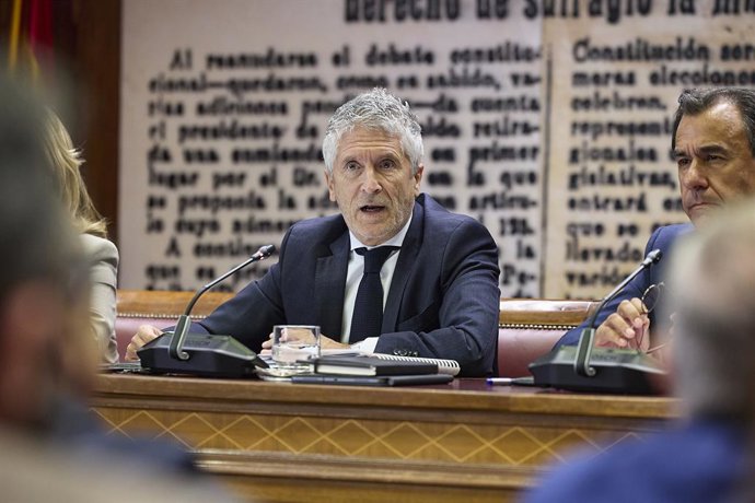 O Ministro do Interior, Fernando Grande-Marlaska, comparece perante a Comissão do Interior, no Senado, em 28 de agosto de 2025, em Madri (Espanha). Durante a comissão, ele informou sobre as medidas adotadas por seu ministério em face da grave situação da