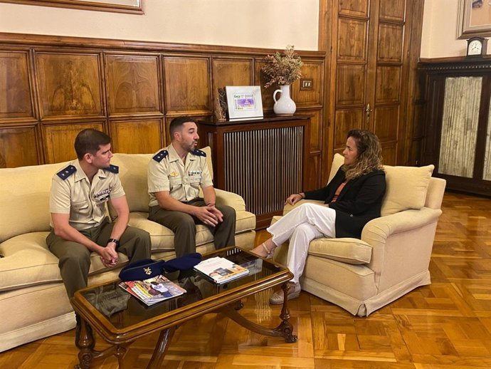 La delegada del Gobierno en La Rioja, Beatriz Arraiz Nalda, ha mantenido esta mañana un encuentro institucional con el actual Jefe del BHELMA III y Comandante Militar de La Rioja Teniente Coronel, Pablo Rivera Rivero,