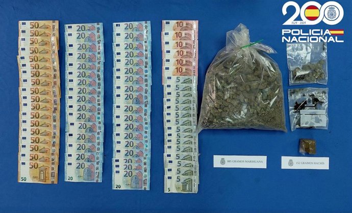 Droga y dinero en efectivo intervenido a los arrestados.