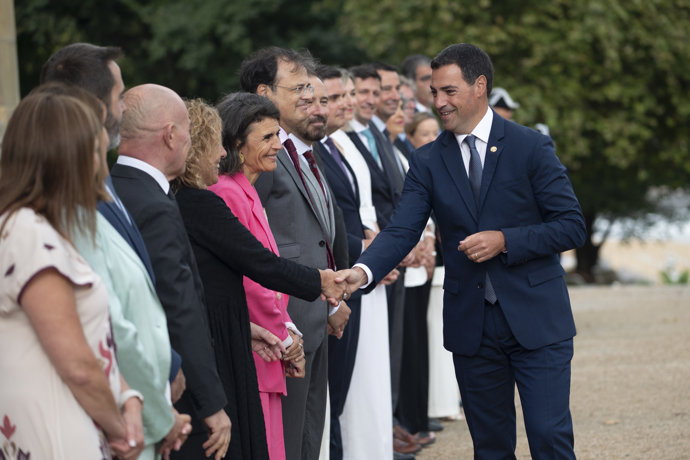 El lehendakari, Imanol Pradales, saluda a los consejeros a su llegada al primer Consejo del Gobierno vasco tras el periodo vacacional, en el Palacio de Miramar