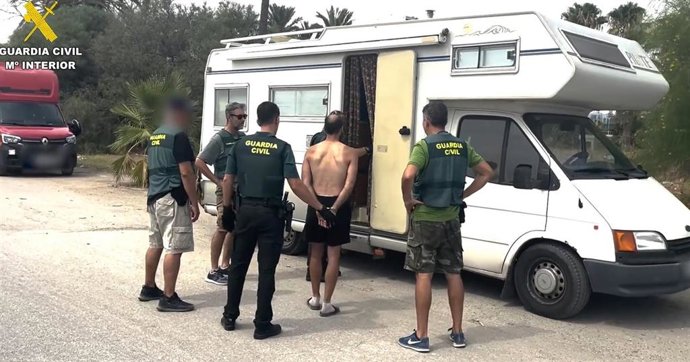 El presunto autor de los seis conatos de incendio en la provincia fue localizado y detenido el pasado domingo 24 de agosto en una autocaravana en la que vivía cuando se encontraba en una zona de playa en Málaga capital.