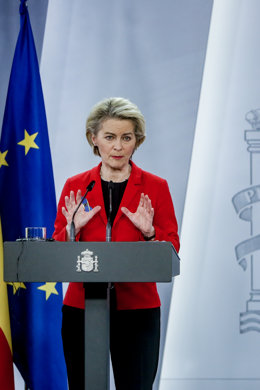 Archivo - La presidenta de la Comisión Europea, Ursula von der Leyen, interviene en la rueda de prensa después de una reunión con el presidente del Gobierno, en  La Moncloa, a 5 de marzo de 2022, en Madrid (España). La visita de Von der Leyen se produce e