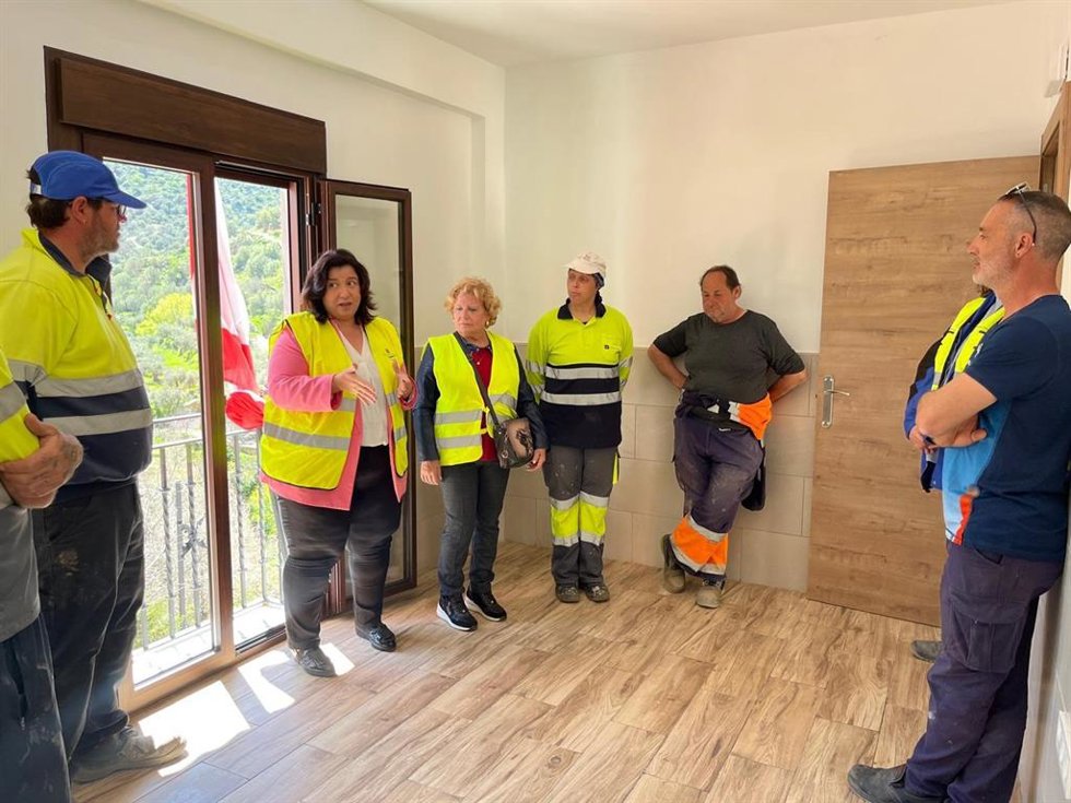 La diputada provincial del PFEA visita actuaciones en Laroya (Almería).