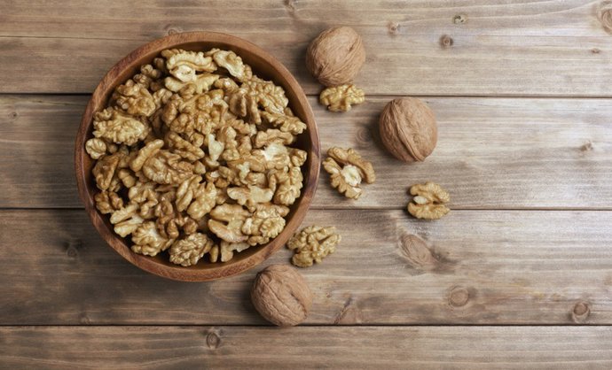 Archivo - Walnuts in wooden bowl