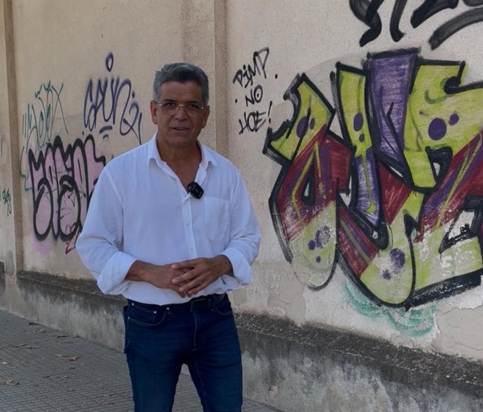 El regidor del grupo socialista en el Ayuntamiento de Palma Daniel Oliveira, frente a una pintada.