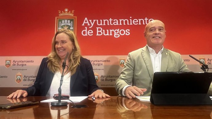 La alcaldesa de Burgos, Cristina Ayala, y el edil de Hacienda, Ángel Manzanedo.