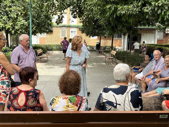 La viceportavoz del grupo municipal socialista en el Ayuntamiento de Málaga, Begoña Medina, junto a vecinos del barrio de Puerta Blanca del distrito Carretera de Cádiz.