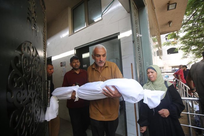 Un palestino traslada el cadáver de un niño muerto a causa de un ataque del Ejército de Israel contra el norte de la Franja de Gaza (archivo)