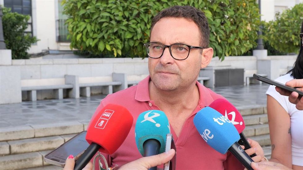 El secretario general del Grupo Parlamentario Socialista de la Asamblea, Jorge Amado, atiende a los medios.