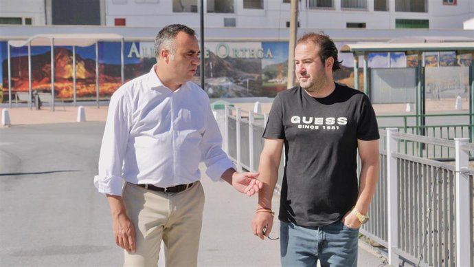 El presidente de la Diputación de Granada, Francis Rodríguez, a la izquierda en la imagen, y el alcalde de Alicún de Ortega, Rafael Marín