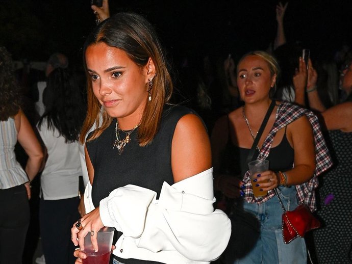 Gloria Camila y Rocio Flores en el concierto de Álvaro García este miércoles en San Sebastián de los Reyes, Madrid