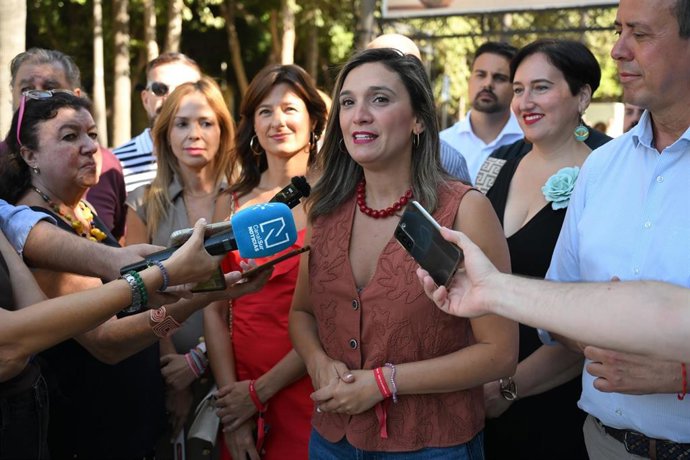 La vicesecretaria general del PSOE-A, María Márquez, atiende a los medios en la Feria de Almería.