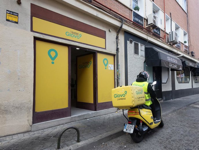Archivo - Un repartidor de Glovo, a 2 de diciembre de 2024, en Madrid (España). La tecnológica española Glovo ha decidido impulsar un nuevo modelo en España que permitirá a la compañía de 'delivery' operar con repartidores laborales en vez de trabajadores
