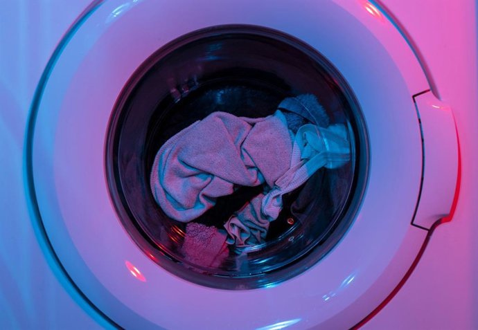 Como abrir a porta de uma lavadora de roupas trancada com um fio e sem ferramentas: um truque caseiro para emergências