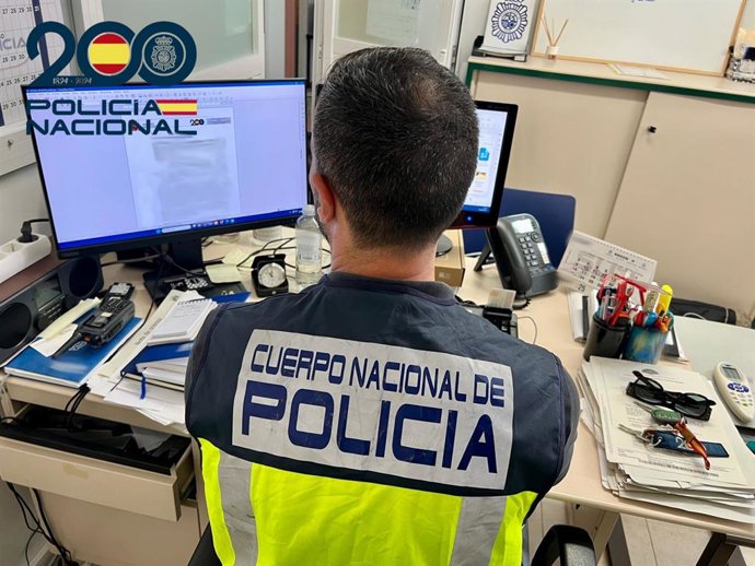 Un agente de la Policía Nacional, de espaldas.