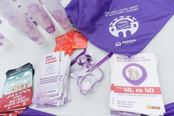 Archivo - Material de un punto de violeta contra las violencias machistas en Mérida.