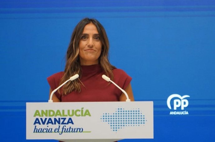 La vicesecretaria de Igualdad, Salud, Juventud y Bienestar social del PP-A, Beatriz Jurado, en rueda de prensa.