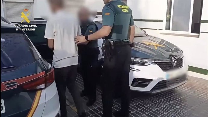 Imagen de la detención del presunto autor del robo.