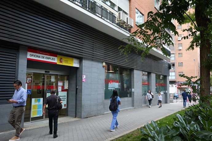 Archivo - Varias personas en la inmediaciones de una oficina del SEPE,  