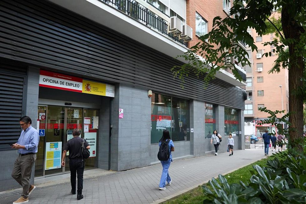 Archivo - Varias personas en la inmediaciones de una oficina del SEPE,