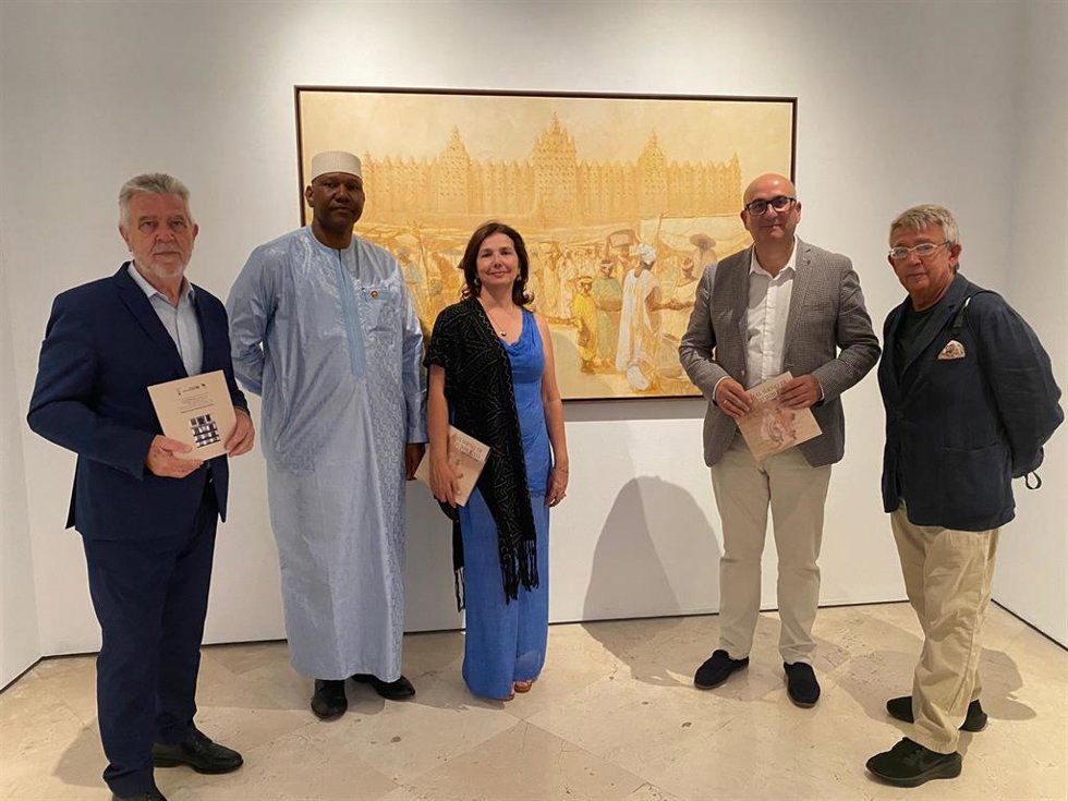 El diputado de Cultura, Manuel López, en la presentación en la sede de la SEAP con el presidente de la sociedad, José María Ruiz Povedano; la autora de la muestre, Irene López de Castro y el embajador de Mali en España, Abdrahamame Baby.