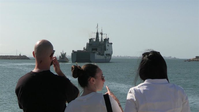 Familiares despiden al buque 'Galicia', que ha zarpado este jueves de Rota (Cádiz) para integrarse en el Grupo Dédalo