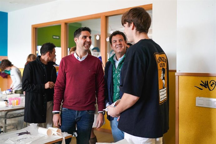 Archivo - El consejero de Educación, Ciencia y Universidades de la Comunidad de Madrid, Emilio Viciana, visita el instituto José García Nieto de Las Rozas de Madrid, el 27 de enero de 2024. 