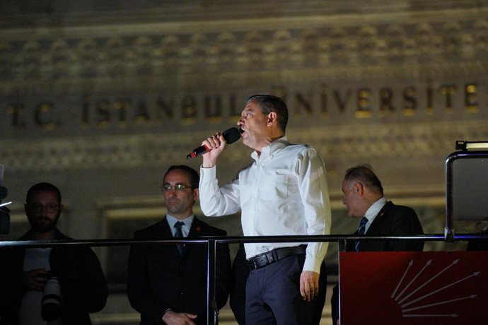 Archivo - May 7, 2025, Fatih, Istanbul, Turkey: Ozgur Ozel, leader of Turkey's main opposition Republican People's Party (CHP), gives a speech a rally to protest against the arrest of Istanbul Mayor Ekrem Imamoglu as part of a corruption investigation, in