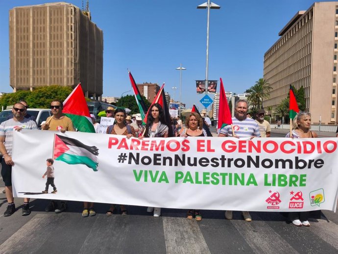 Dirigentes y miembros de IU Málaga en una manifestación en apoyo al pueblo palestino, entre quienes están sus coordinadores pronvicial y local, Toni Morillas y Efraín Campos, respectivamente.