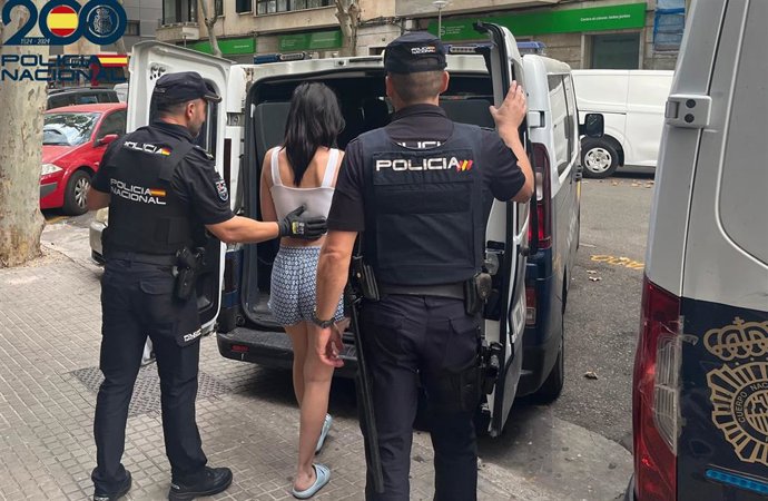 Detención de la presunta autora de seis robos con fuerza en establecimientos del centro de Palma