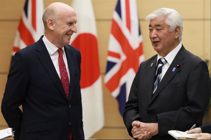 Los ministros de Defensa de Reino Unido y Japón, John Healey y Gen Nakatani, respectivamente.