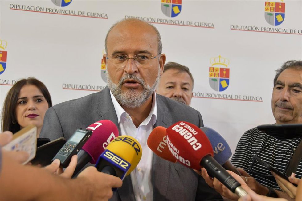 El vicepresidente primero del Gobierno regional, José Luis Martínez Guijarro, ha asistido, en el recinto ferial de la Hípica de Cuenca, a la inauguración de la XXXVIII Feria de Artesanía de la Diputación provincial de Cuenca.