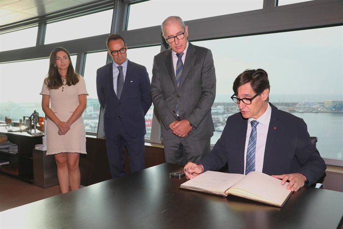 El presidente de la Generalitat, Salvador Illa, en una visita al Puerto de Barcelona