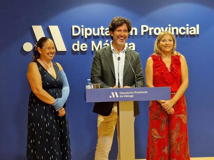 El diputado provincial de Centro Asistenciales, Tercer Sector y Cooperación Internacional, Francisco José Martín; la vicepresidenta de Asamma, Adela García, y la directora de la Asociación Prudencio Molina de Montilla, Rosa Hidalgo.