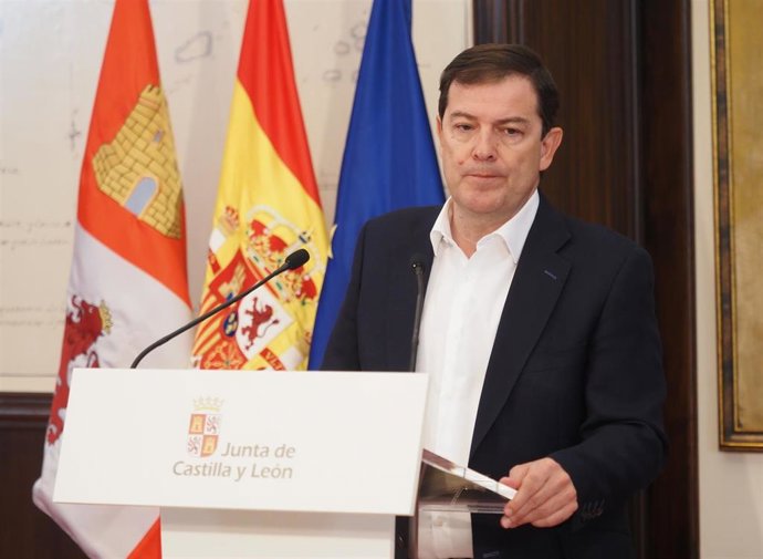 El presidente de la Junta de Castilla y León, Alfonso Fernández Mañueco, ofrece una rueda de prensa tras la reunión con miembros del Ejecutivo autonómico, a 13 de agosto de 2025, en Valladolid, Castilla y León (España). 
