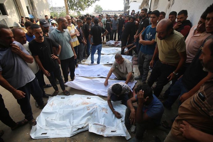 21 de agosto de 2025, Territórios Palestinos, Gaza: Pessoas carregam corpos de palestinos, que foram mortos por fogo israelense enquanto tentavam receber ajuda, de acordo com médicos, no Hospital Al-Shifa. Foto: Omar Ashtawy/APA Images via ZUMA Press Wire