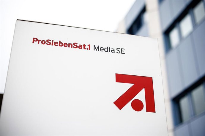 Archivo - FILED - 03 November 2021, Bayern, Unterfoehring: The logo and lettering of "ProSiebenSat.1 Media SE" is seen on a pillar in front of a ProSiebenSat.1 building in the Unterfoehring industrial park. German media group ProSiebenSat.1 plans to cut a