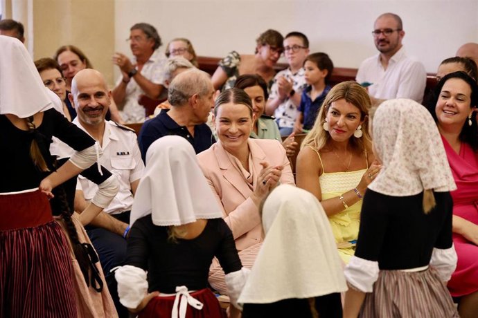 La presidenta del Govern, Marga Prohens, y la alcaldesa de Andratx, Estefanía Gonzalvo, en la misa celebrada en la iglesia de s'Arracó con motivo de las fiestas de Sant Agustí.