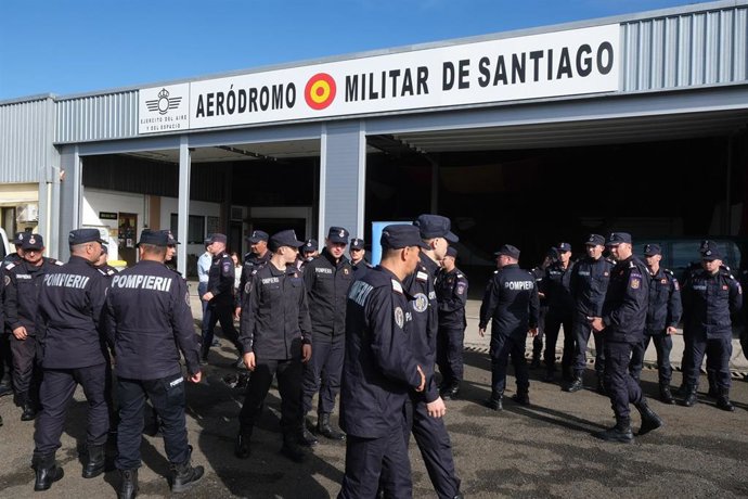 Despiden al contingente de bomberos rumanos, en el Aeródromo militar de Santiago, a 28 de agosto de 2025, en A Coruña