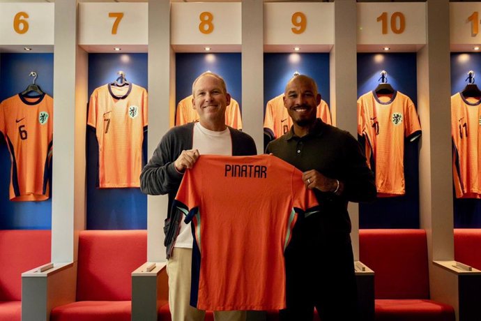El director general de Pinatar Arena, Fran de Paula, con el director técnico de la Federación de Países Bajos, Nigel de Jong.