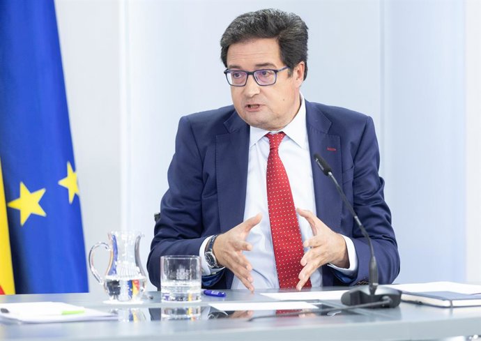O Ministro da Transformação Digital e Administração Pública, Óscar López, durante uma conferência de imprensa após o Conselho de Ministros, 29 de julho de 2025, em Madri (Espanha). No último Conselho de Ministros do ano político, o governo aprovou a exten