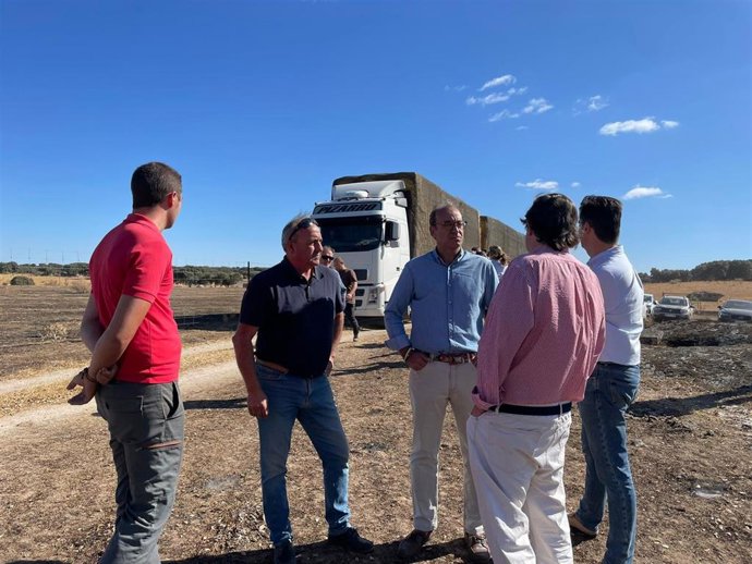 El alcalde de Cáceres, Rafael Mateos, junto al presidente de Asaja Extremadura, Ángel García Blanco, en la entrega de un camión de heno para ganaderos afectados por los incendios en Valdesalor