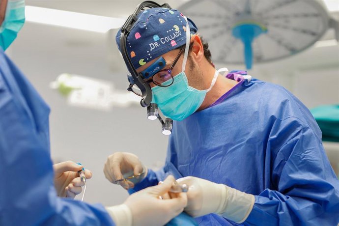 El Doctor Javier Collado en una intervención Quirúrgica.