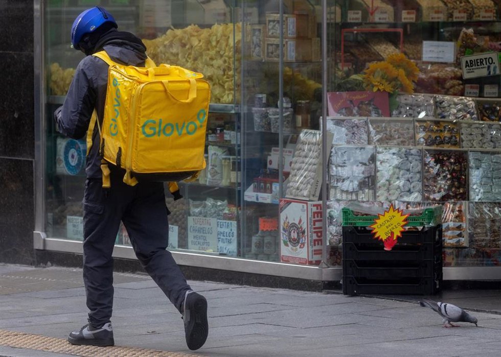 Archivo - Un repartidor de Glovo