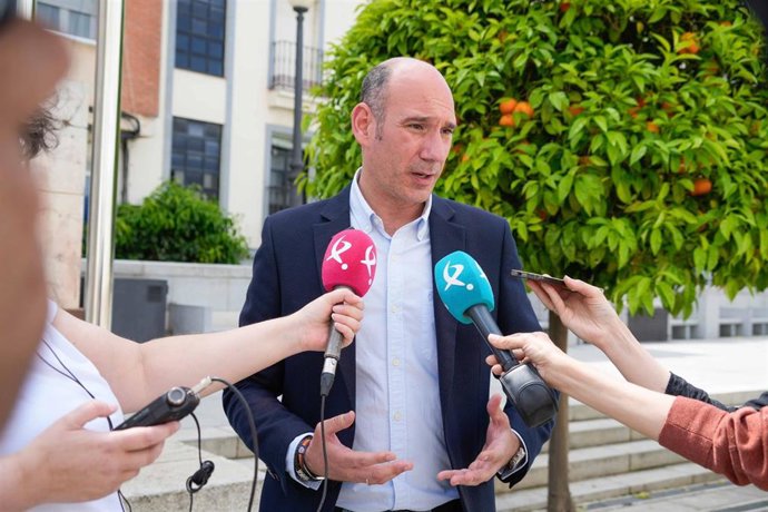 Archivo - El portavoz del Partido Popular de Extremadura, José Ángel Sánchez Juliá, atiende a los medios, en una imagen de archivo.
