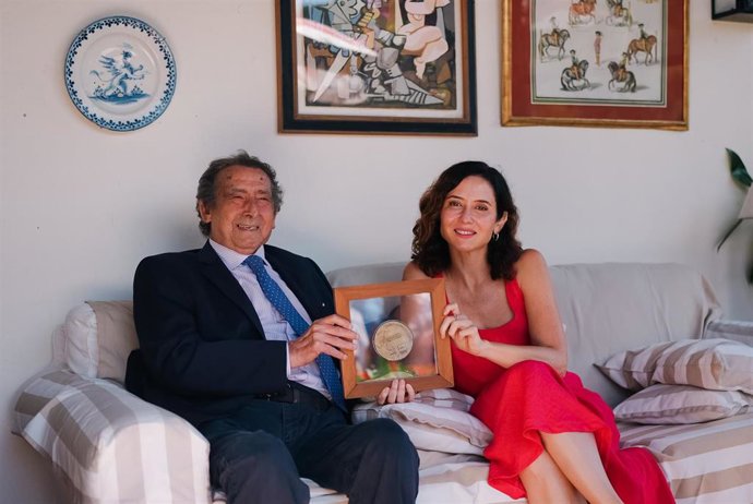 Ayuso entrega en persona el Premio de Cultura de la Comunidad de Madrid a Alfonso Ussía en Comillas (Santander)